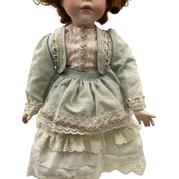 Kelly's Irish Adventures Collection Musical When Irish Eyes are Smiling Doll - Picture 4 of 9